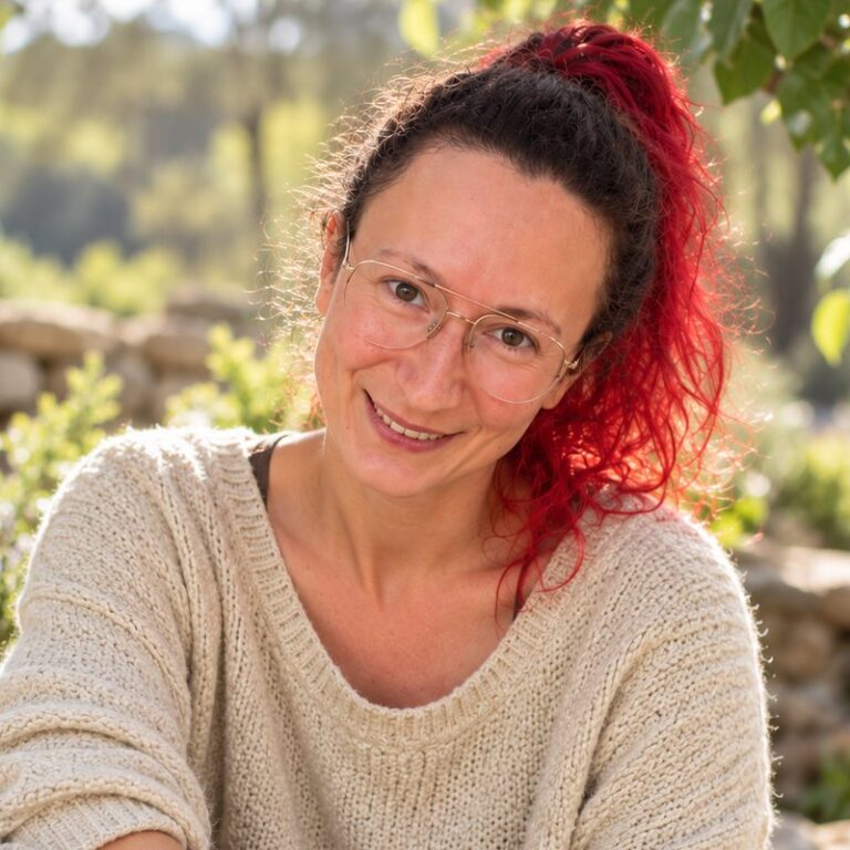 Anika Schünemann, Ernährungsberaterin für Hund und Katze, lächelt im Garten